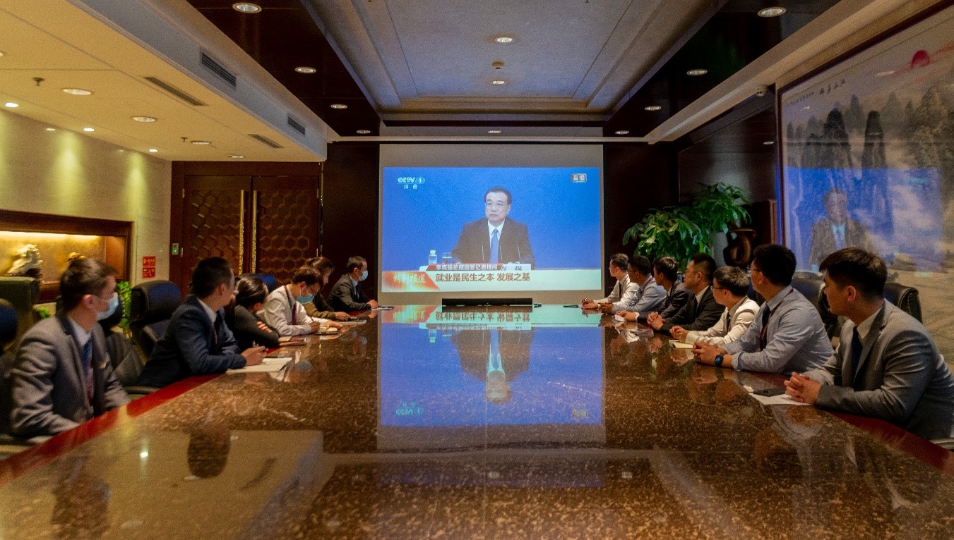 中世集团组织员工收看总理答记者问