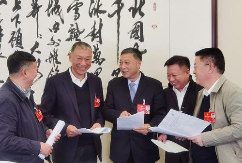 集团董事长、驻滇全国政协委员徐建国认真学习习近平总书记重要讲话精神并参加农业界分组讨论